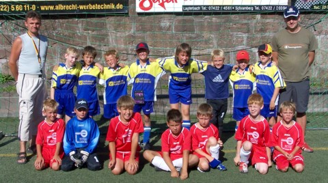 Villingendorf (stehend) gewinnt das F-Jugendturnier durch ein 2:0 im Fanale gegen Triberg I