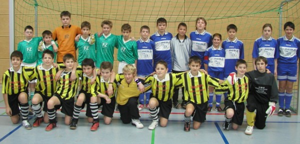 Bezirksmeister SV Zimmern (knieend, in gestreiften Trikots), der SV Renquishausen (links, stehend) und der Drittplatzierte, Kickers Lauterbach (rechts, stehend).
