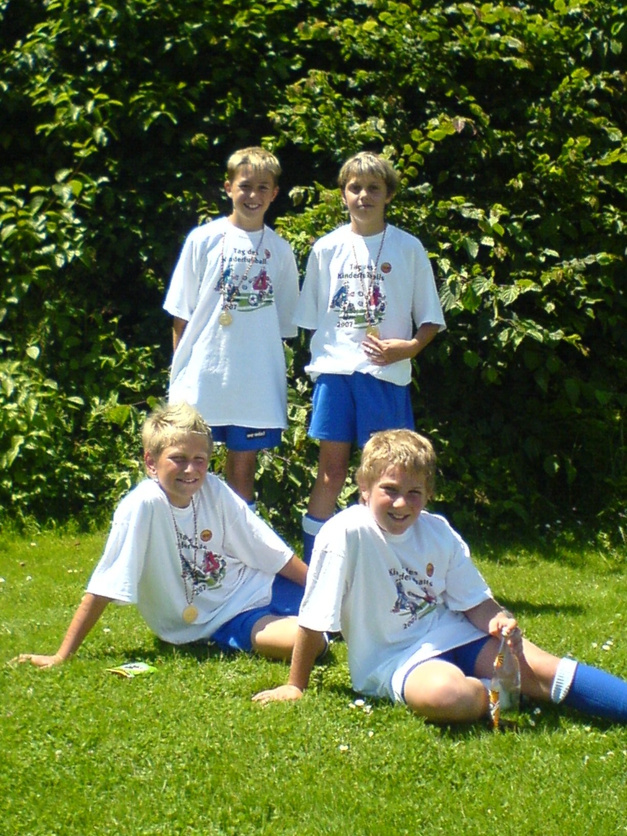 Die Mannschaft der Kickers beim Tag des Kinderfußballs