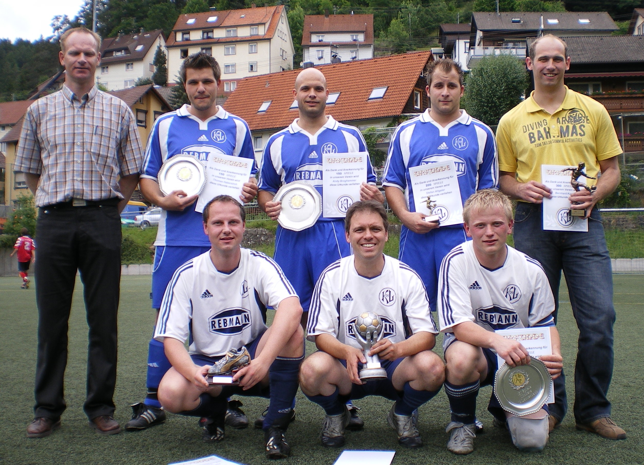 Kickers ehren beim letzten Heimspiel 7 Spieler führ ihren langjährigen Einsatz