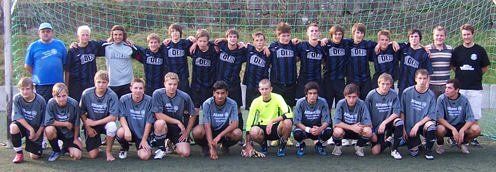 Die Finalisten des Fnf-Tler-Pokals fr B-Junioren, Turniersieger Kickers Lauterbach (stehend) und der SV Sulgen