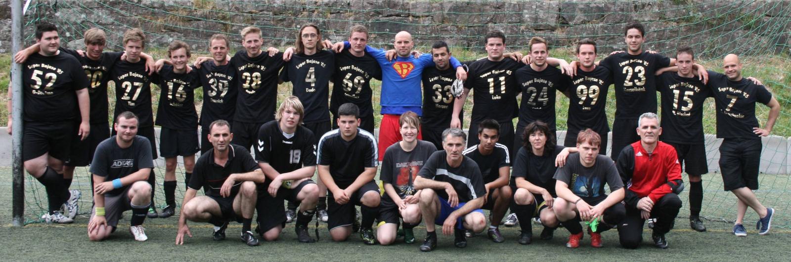 Der Fußballdorfmeister der Herren 2011 Super Bajase (stehend) und der unterlegene Finalist Mixed Pikles