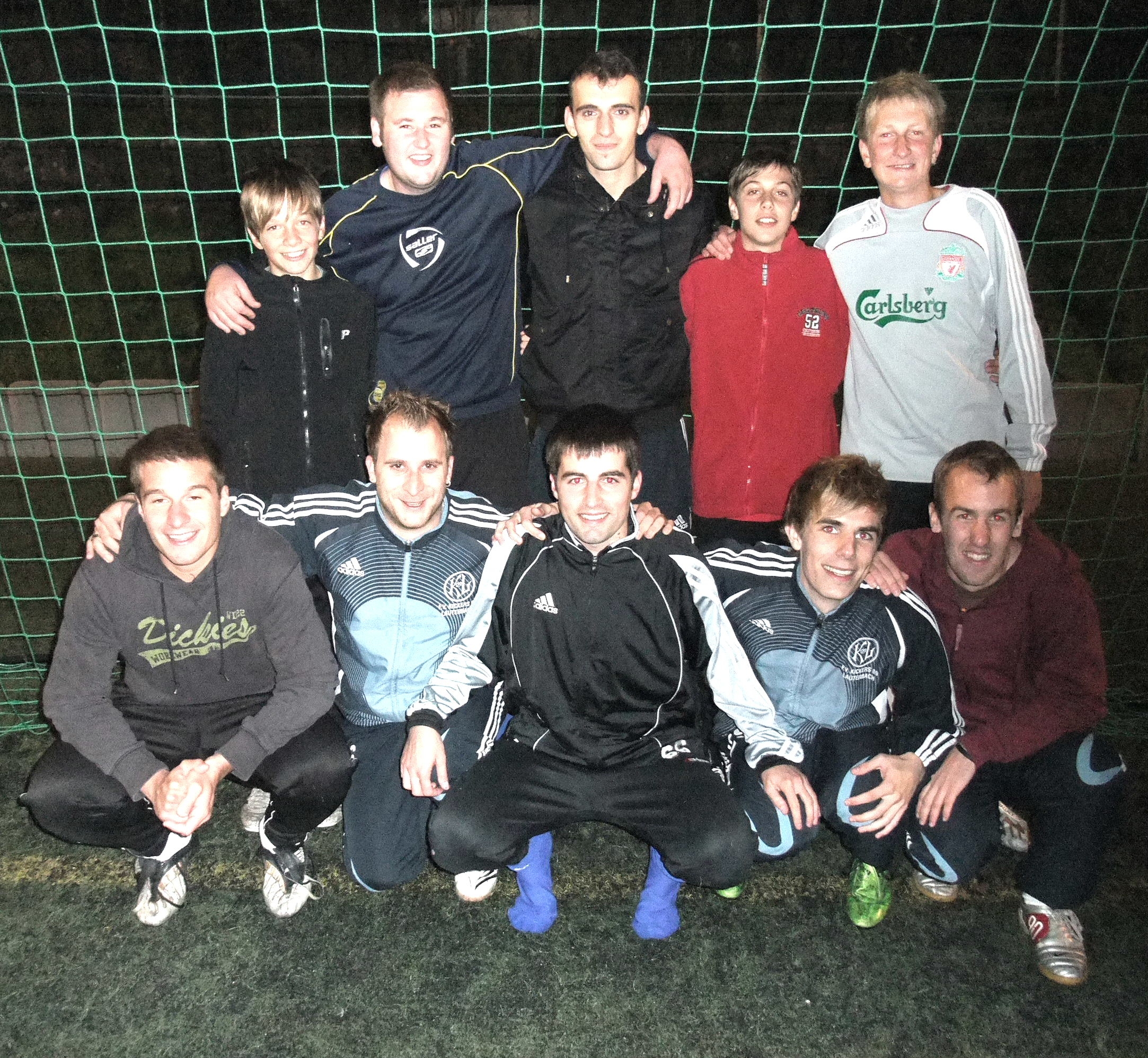 Turniersieger Teletubies (stehend) und der Finalist Barfuss Bethlehem