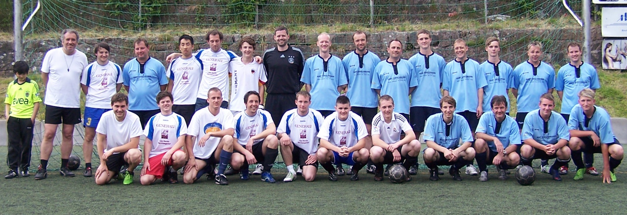 Der Fußballdorfmeister der Herren 2012 Heim- und Handwerker (blaue Trikots) und der unterlegene Finalist Hardter Bolzplatz