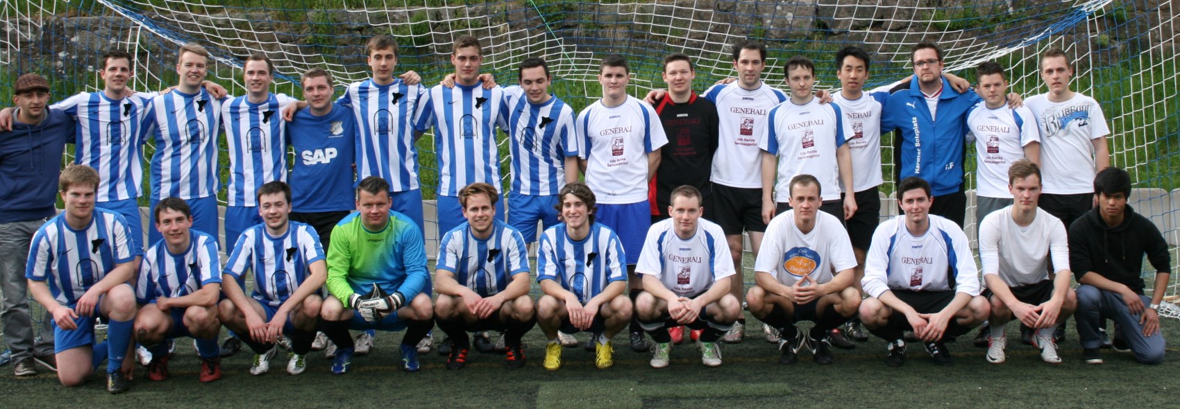Der Fußballdorfmeister der Herren 2013 TSG Hoffnungslos (links) und der unterlegene Finalist Hardter Bolzplatz