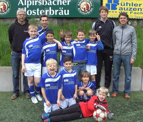 C1-Jugend mit ihren Trainern und den Trikotsponsoren Klaus und Hans-Peter Rapp