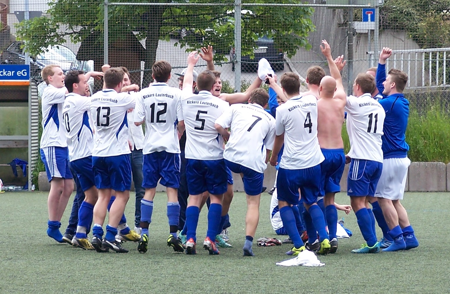 Die 2.Mannschaft feiert die erreichte Meisterschaft in der Kreisliga C1