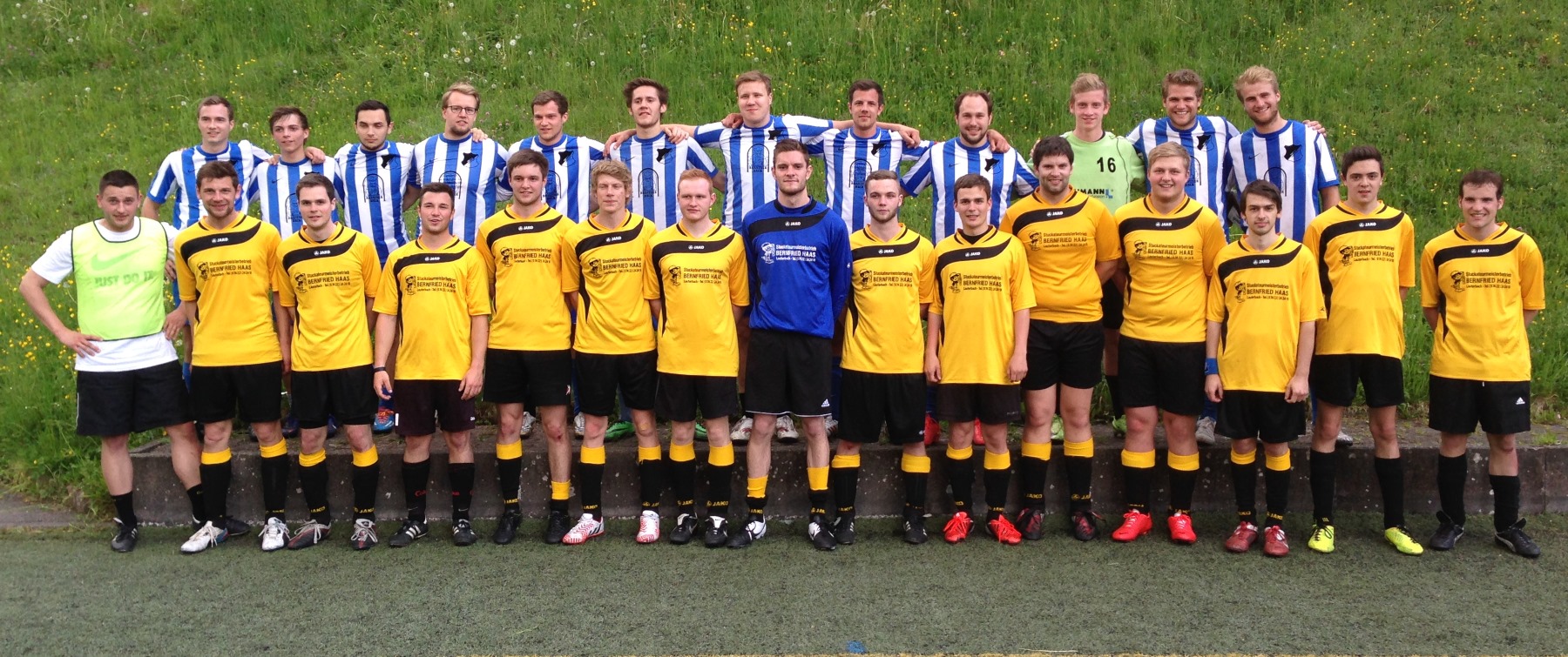 Der Fuballdorfmeister 2015 TSG Hoffnungslos (hinten) und der unterlegene Finalist SG Sulzbach