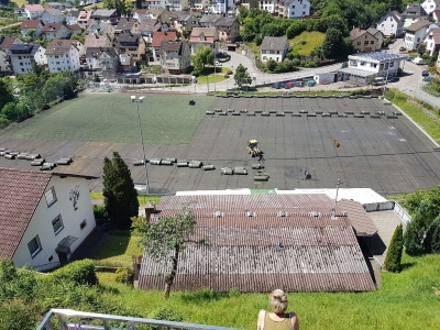 Kunstrasenerneuerung - 08.07.2016 der alte Belag wird entfernt