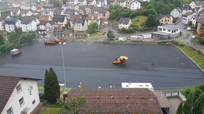 Kunstrasenerneuerung - 13.07.2016 die Arbeiten zum aufringen der elastischen Tragschicht laufen
