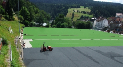 Kunstrasenerneuerung - 27.07.2016 der neue Rasens wird verlegt