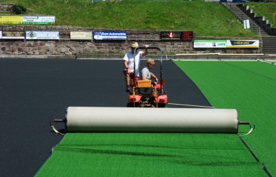 Kunstrasenerneuerung - 27.07.2016 der neue Rasens wird verlegt
