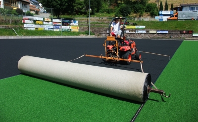 Kunstrasenerneuerung - 27.07.2016 der neue Rasens wird verlegt