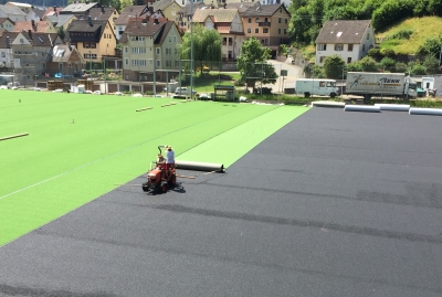 Kunstrasenerneuerung - 27.07.2016 der neue Rasens wird verlegt
