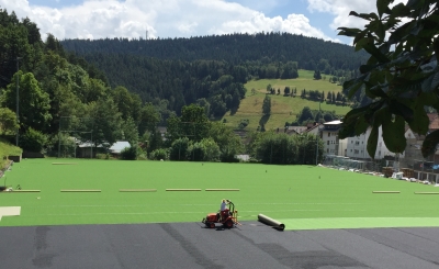 Kunstrasenerneuerung - 27.07.2016 der neue Rasens wird verlegt
