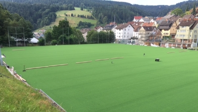 Kunstrasenerneuerung - 28.07.2016 der neue Rasens wird verlegt