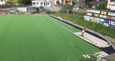 Kunstrasenerneuerung - 28.07.2016 der neue Rasens wird verlegt