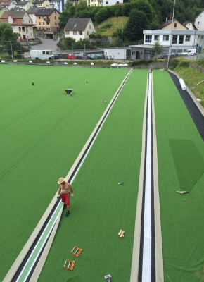 Kunstrasenerneuerung - 28.07.2016 der neue Rasens wird verlegt