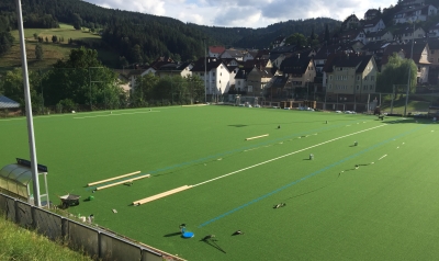 Kunstrasenerneuerung - 28.07.2016 der neue Rasens wird verlegt