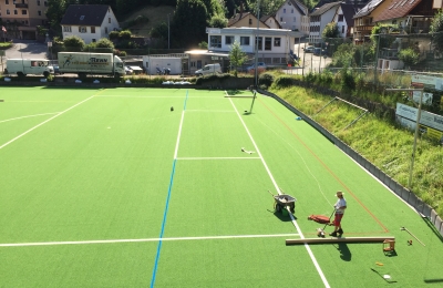 Kunstrasenerneuerung - 01.08.2016 die Linien werden eingebracht