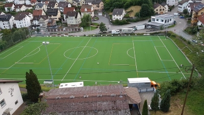 Kunstrasenerneuerung - 01.08.2016 die Linien werden eingebracht