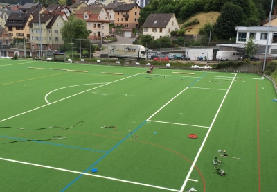 Kunstrasenerneuerung - 02.08.2016 die Linien werden eingebracht