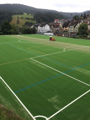 Kunstrasenerneuerung - 07.08.2016 das Einsanden hat begonnen