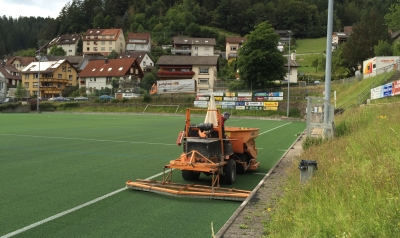Kunstrasenerneuerung - 08.08.2016 jetzt noch das Granualt einbrsten