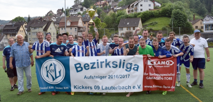 Die Meistermannschaft der Kickers mit Trainer und Vorstandschaft 