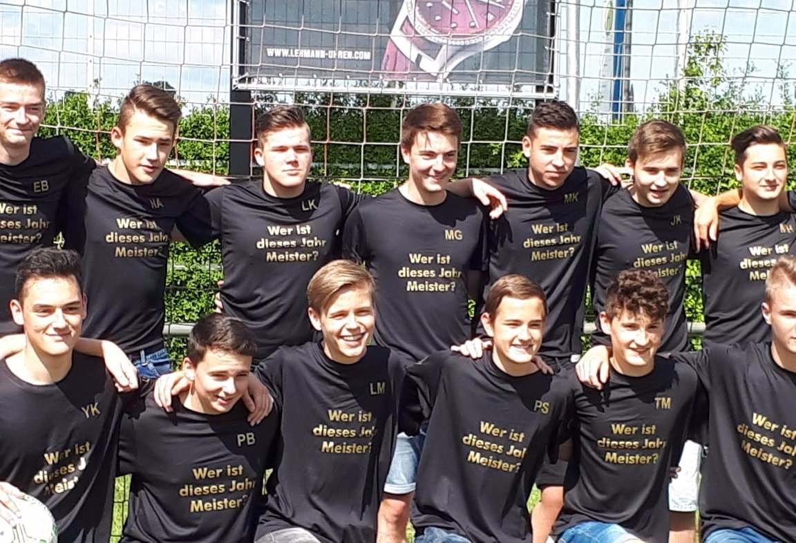 Meisterfoto in den Meister-T-Shirts