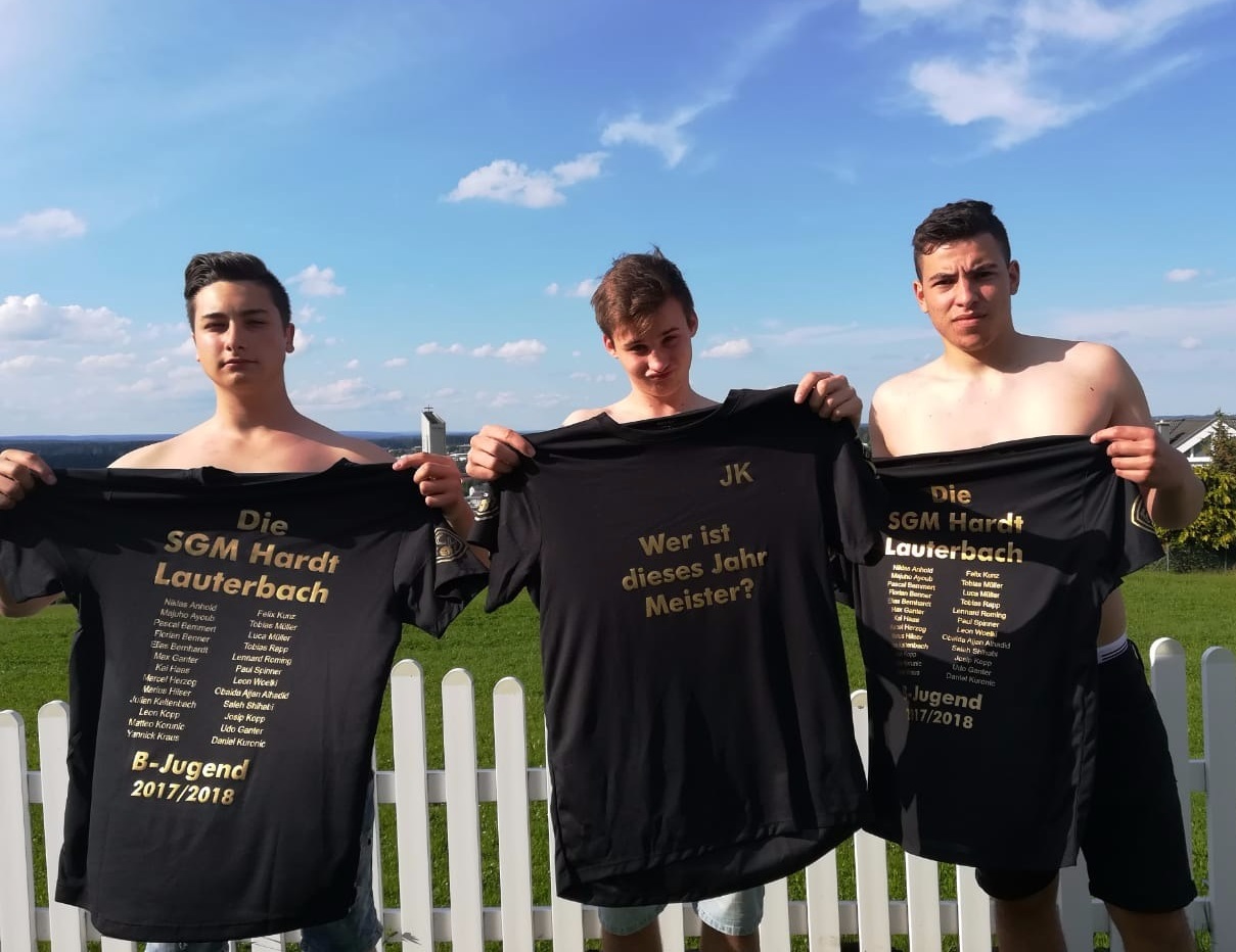 Marcel Herzog, Julian Kaltenbach und Matteo Korunic präsentieren das Meister-T-Shirt