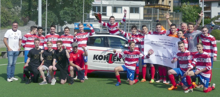 Die Meistermannschaft der B-Jugend mit ihren Trainern und dem Trikotsponsor