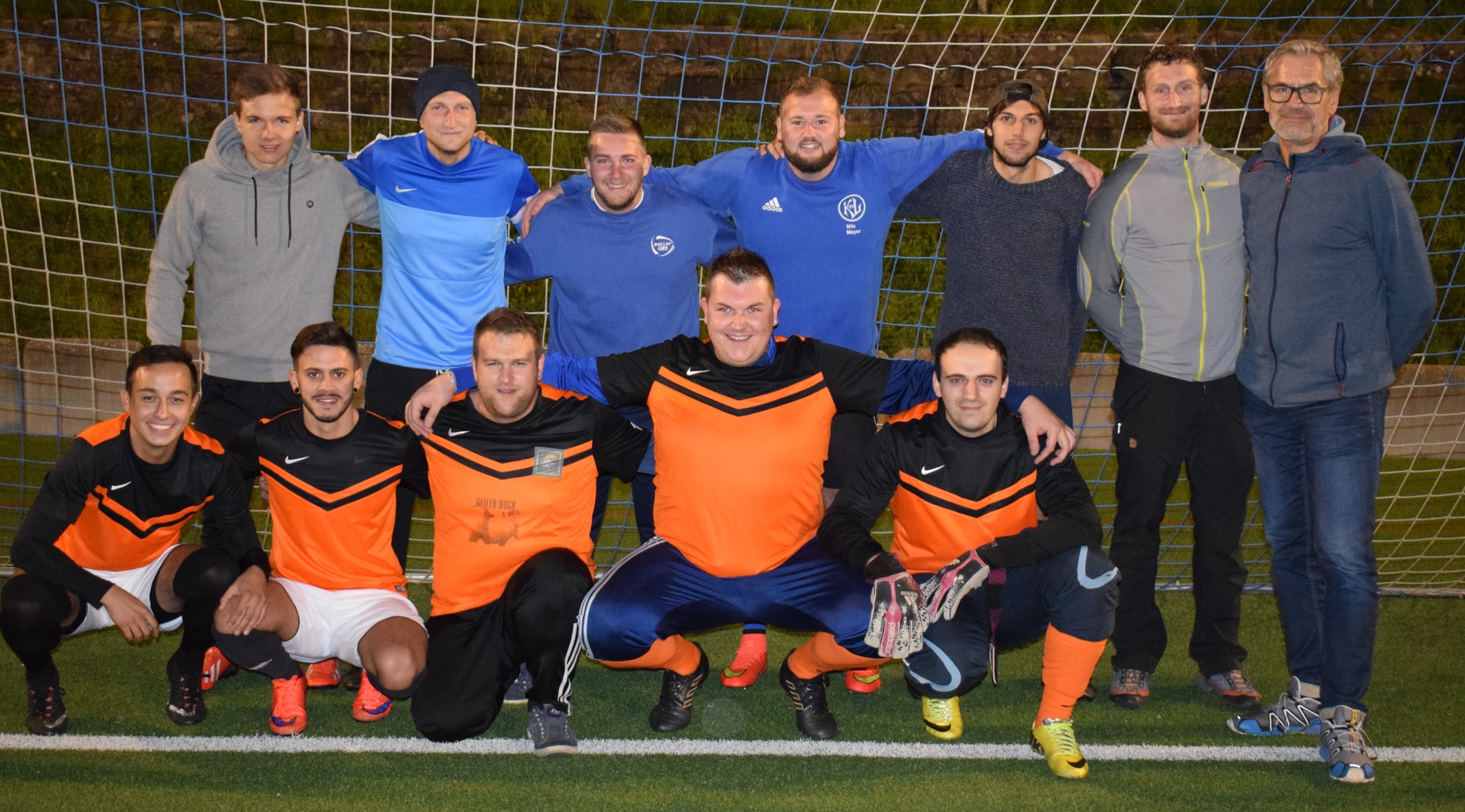 Die Fruchtzwerge (stehend) gewinnen das Elfmeterturnier im Finale gegen den Geilen Bock...