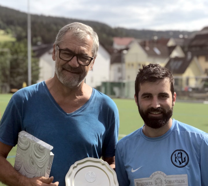 Marco Sch�fer wurde von Siggi King f�r 250 Spiel geehrt