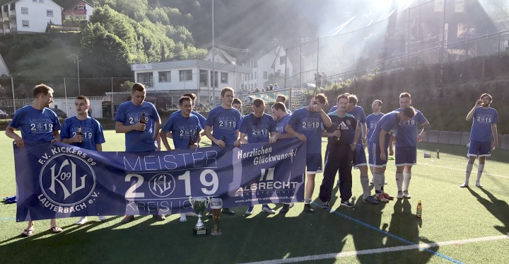 Die Mannschaft pr�sentiert sich den Fans mit dem Banner