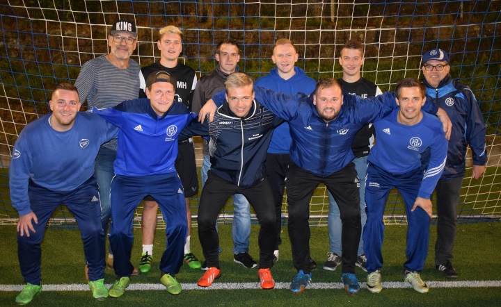 Die Jugendtrainer K09 (hinten) gewinnen das Endspiel des Elfmeterturniers gegen die Fruchtzwerge