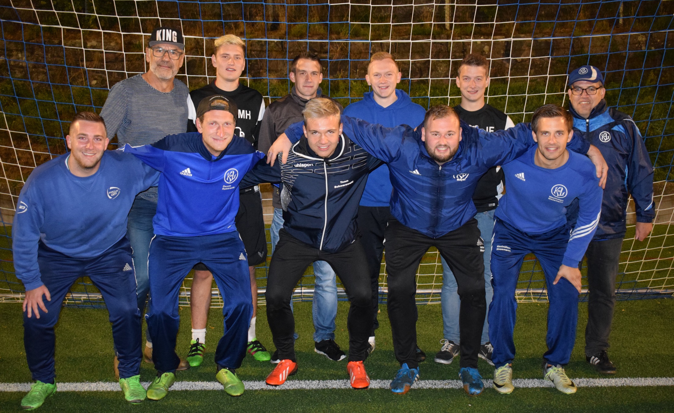 Die Jugendtrainer K09 (hinten) gewinnen das Endspiel des Elfmeterturniers gegen die Fruchtzwerge