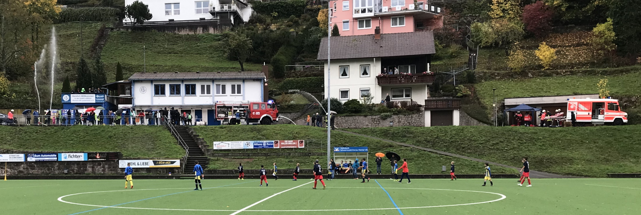 Feuerwehr-Hauptübung während des Spiels der D1