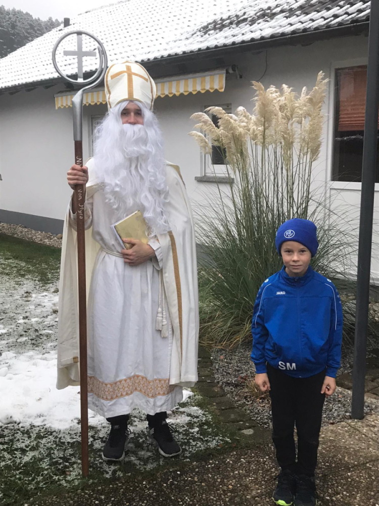 Nikolaus besucht die Kinder des FV Kickers 09 Lauterbach