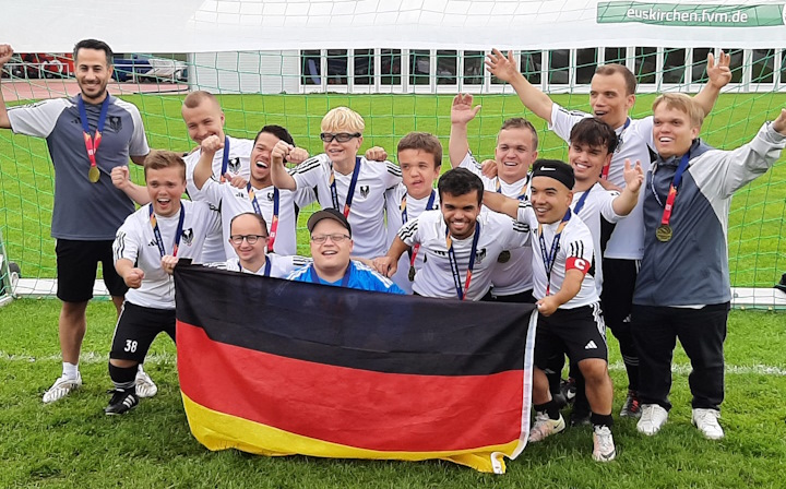 Oliver Becker - Fu�ballweltmeister der Kleinw�chsigen 2023