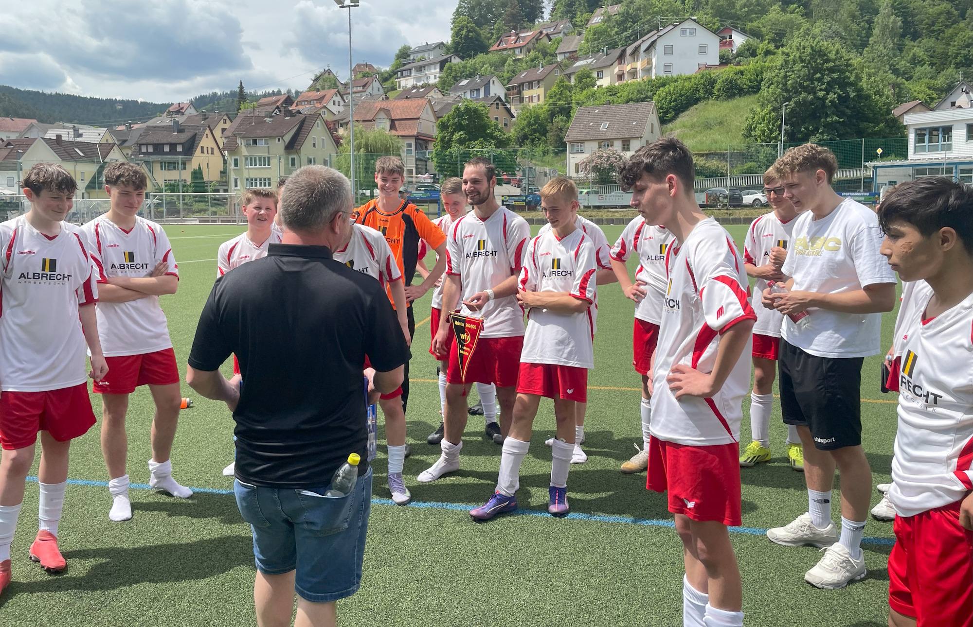 Thomas Hildbrand, sportlicher Leiter des FC Hardt gratuliert zur Meisterschaft
