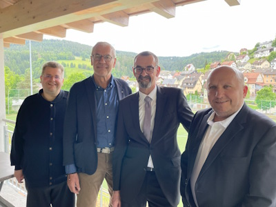 Sportheimeinweihung - Dekan Rdiger Kocholl, Vorstandsvorsitzender Siegfried King, Brgermeister Jrgen Leichtle und der Bezirksvorsitzende Marcus Kiekbusch