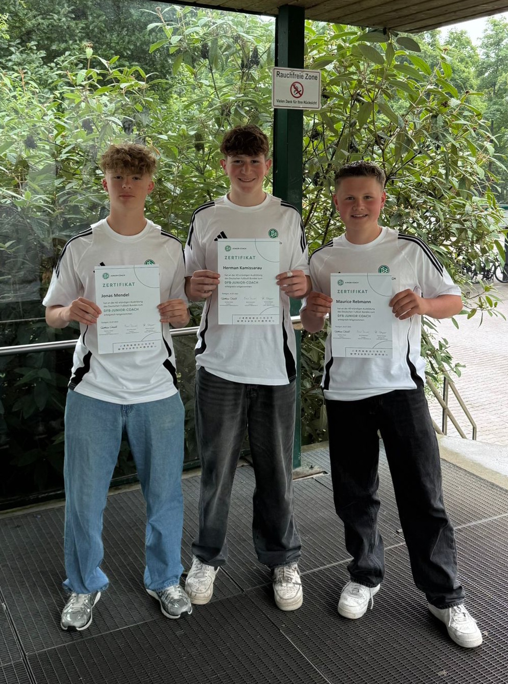Jonas, Herman und Maurice nach dem Abschluss zum DFB-Junior-Coach