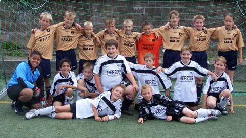 Die Finalisten FV Aichhalden I (stehend) und SV Sulgen I (kniend)