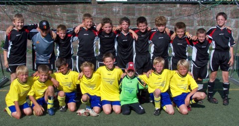 Turniersieger VfB St.Leon (stehend) und der Zweite SV Villingendorf