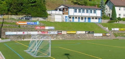 Bandenwerbung am Sportplatz